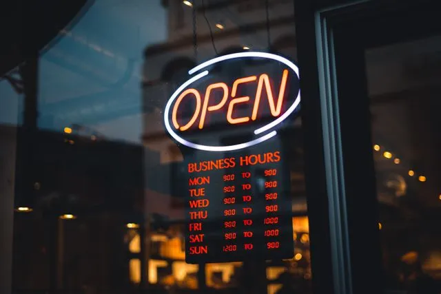A Posting Schedule a One-Person Store Can Really Keep